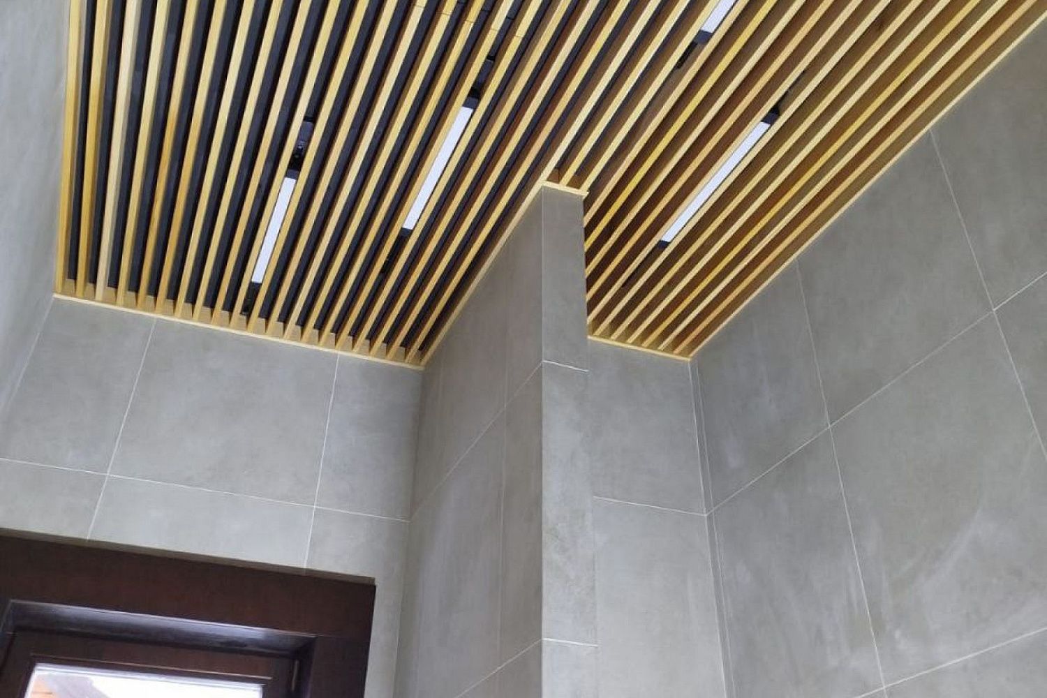 Подшивка потолка в офисном помещении