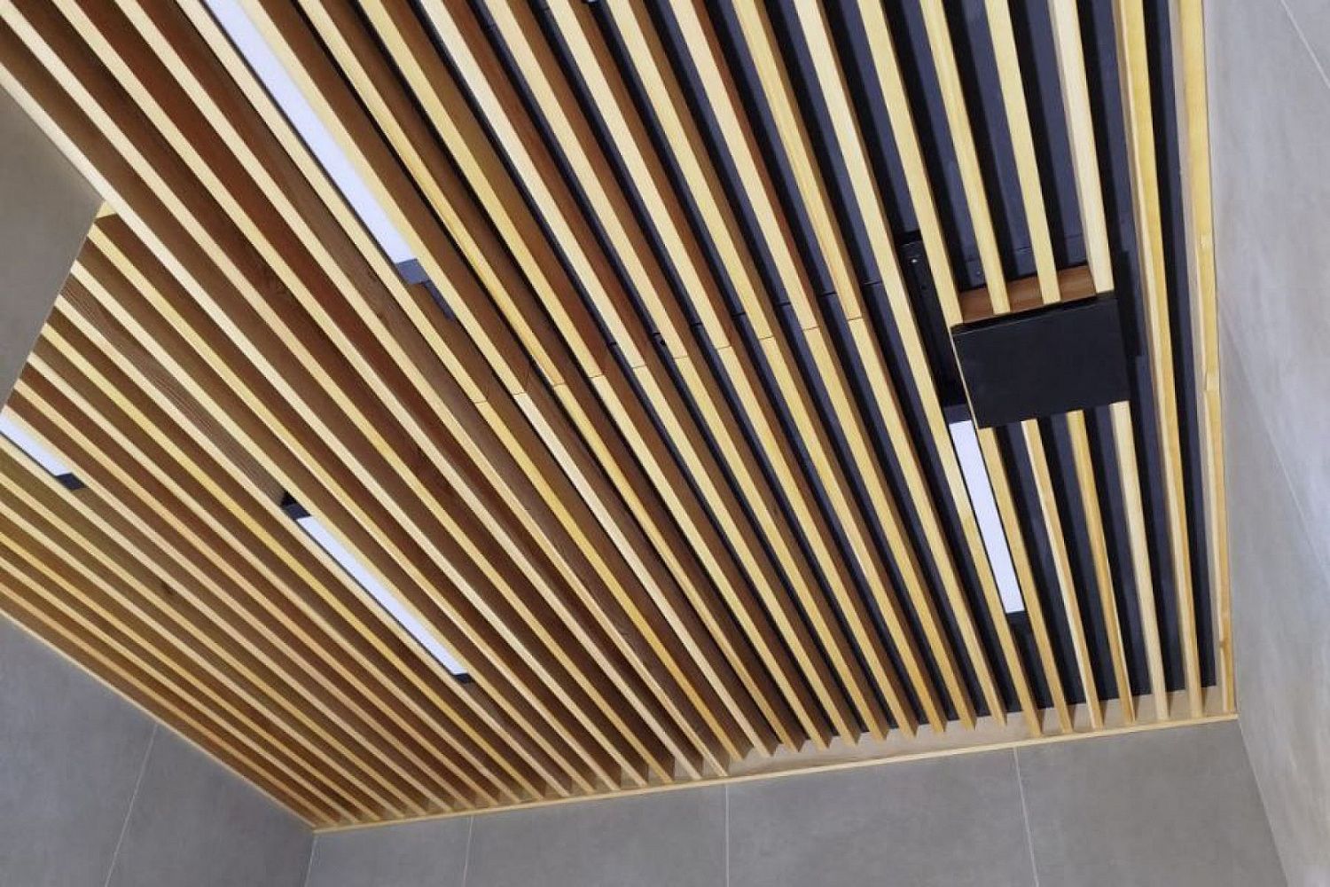 Подшивка потолка в офисном помещении